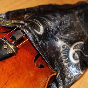 CARMEN BRUNA Silk Blanket/Cover Shaped for Violin Marengo Grey & Black Paisley