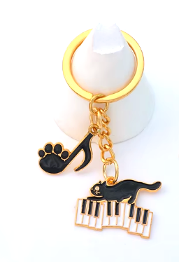 Keyring Black Cat on a Keyboard with a Black Paw Note